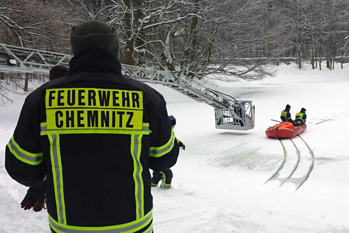 Für Eisrettungseinsätze vorbereitet ist die Feuerwehr in Chemnitz. Am Montag wurde auf dem Stadtparkteich geübt.