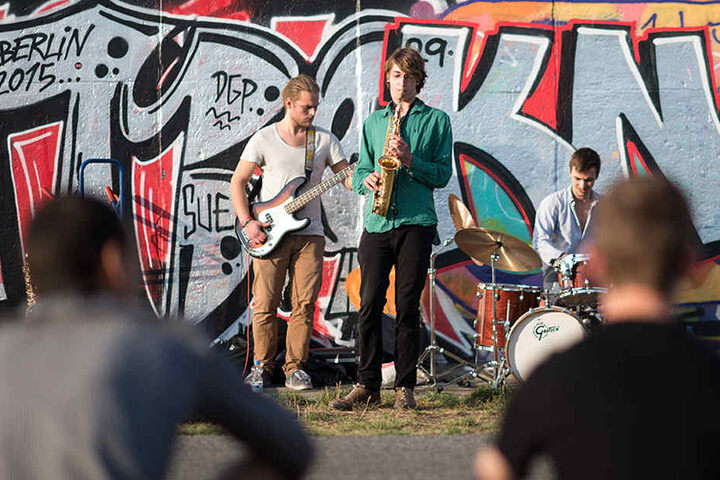 Die Band "Koyoten-Trio" spielt 2015 beim Straßenmusik Festival "East Side Music Days" in Berlin.