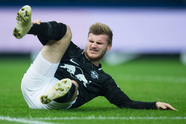 Autsch! Beim 1:0 verletzte sich Timo Werner beim Ausholen am Zeh.