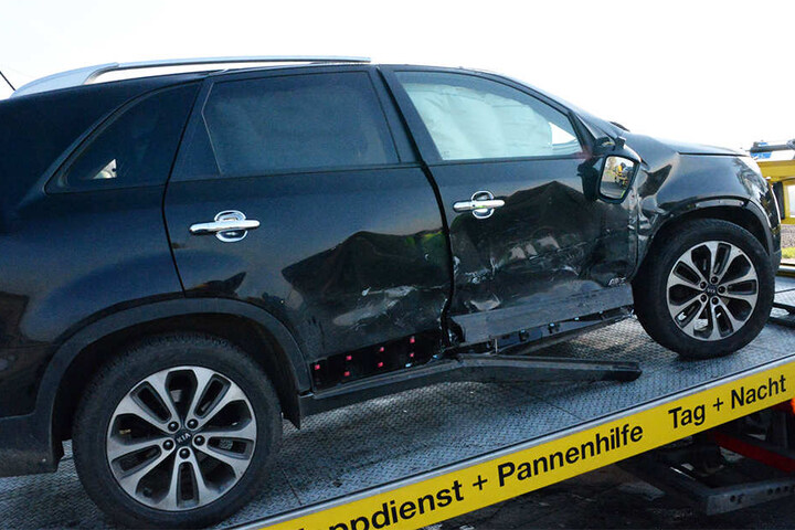 Die ganze Seite des SUV wurde eingedrückt.