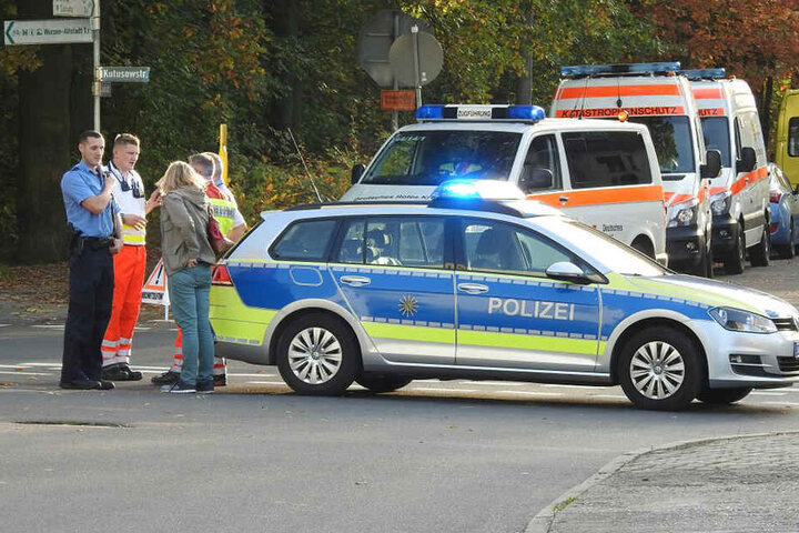 Polizei, Rettungswagen und Feuerwehr sind in Wurzen vor Ort.