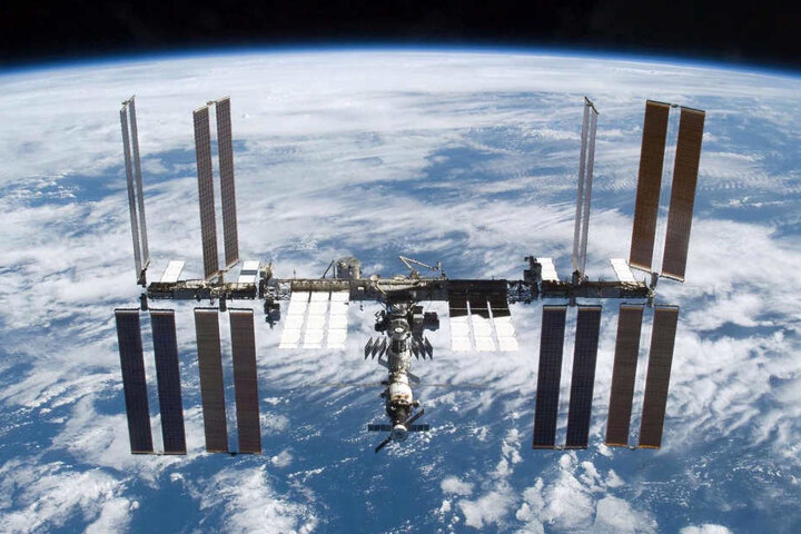 Die Internationale Raumstation (ISS) umkreist die Erde.