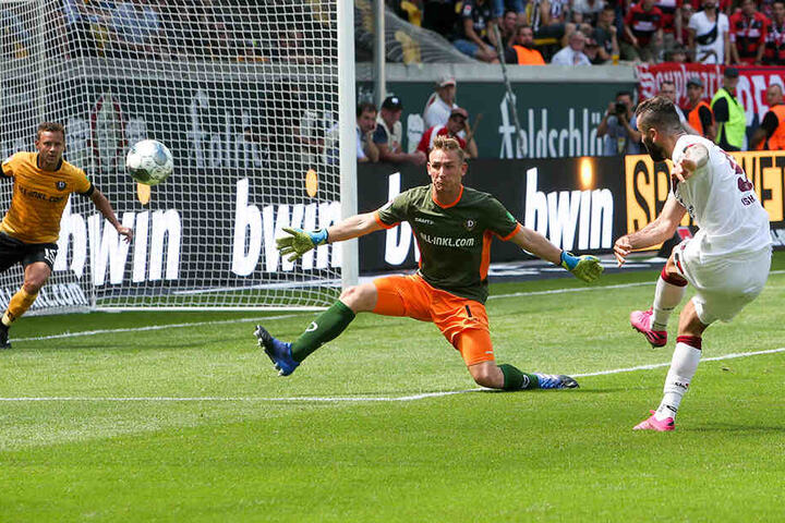 Hauptaufgabe eines Torhüters ist aber immer noch, die Bälle zu halten - wie hier Kevin Broll im Auftaktspiel gegen Nürnbergs Mikael Isaak.