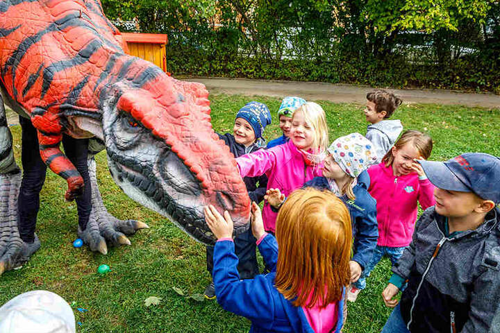 Die Kindergarten-Kids der Johanniter-Kita "Sonnenschein" tauften den Riesendino auf den Namen Olaf.