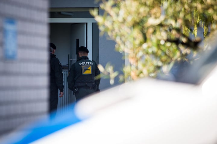 Nach der Festnahme des Tatverdächtigen, sperrte die Polizei ein Wohngebiet in Rottenburg am Neckar ab und durchsuchte ein Gebäude.