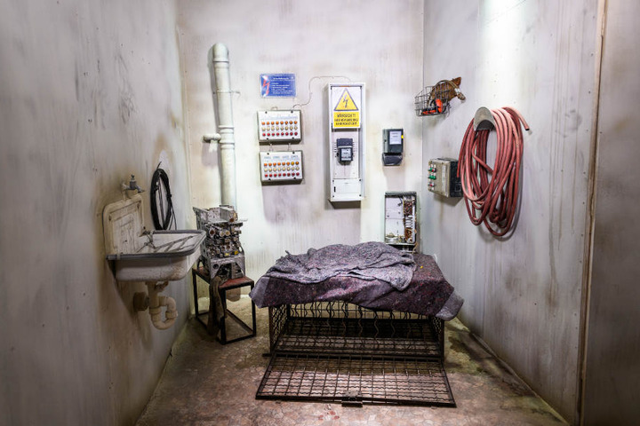 Die Schlafzimmer sind karg eingerichtet, warmes Wasser gibt es nicht.