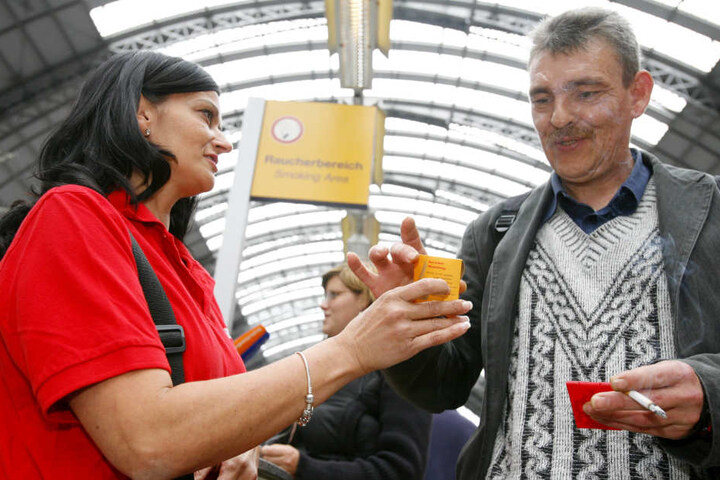 Seit dem 1. September 2007 ist das Rauchen an deutschen Bahnhöfen nur noch in gekennzeichneten Bereichen erlaubt.