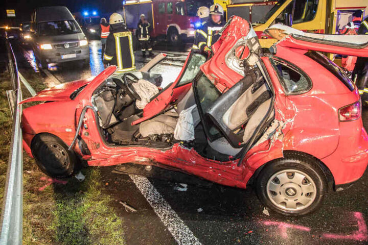Die Seat-Fahrerin wurde bei dem Unfall schwer verletzt.