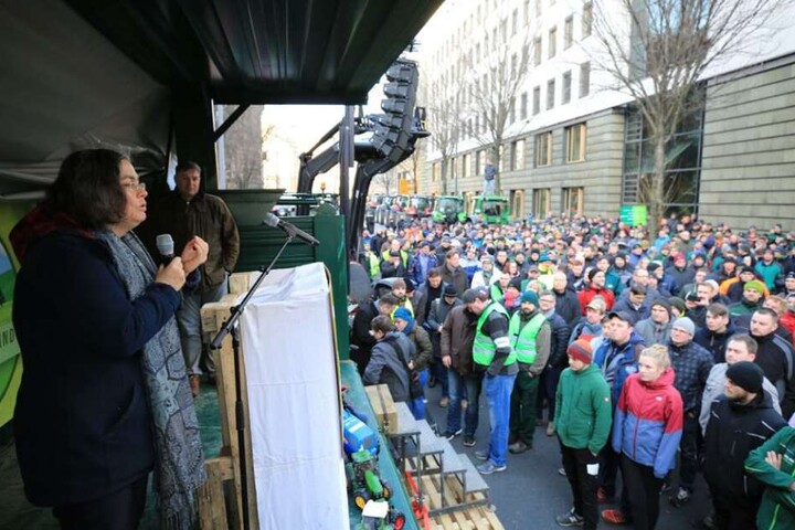 Eva Jähnigen (54, Grüne), die Bürgermeisterin für Umwelt und Kommunalwirtschaft, spricht zu den Bauern.