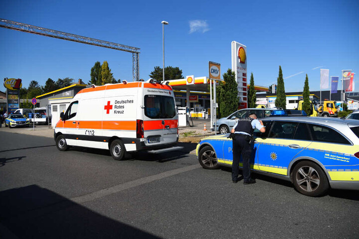 Einsatzkräfte vor der Tankstelle.