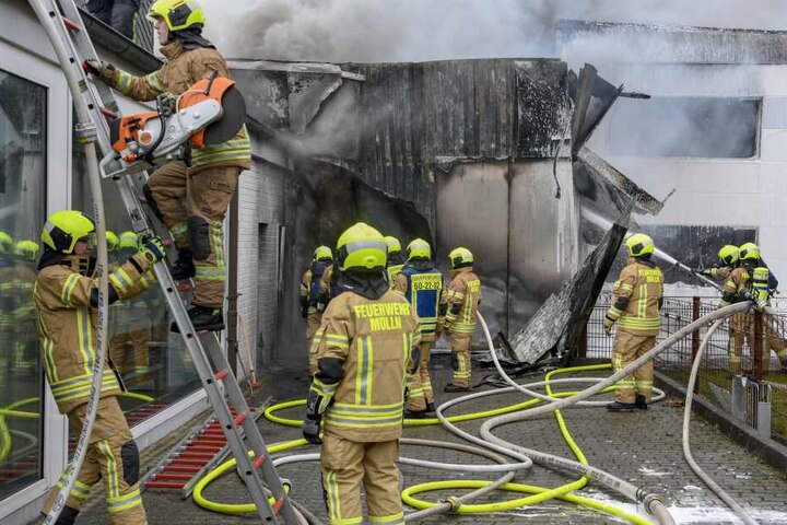 Einsatzkräfte sichern das betroffene Gebäude in Mölln.