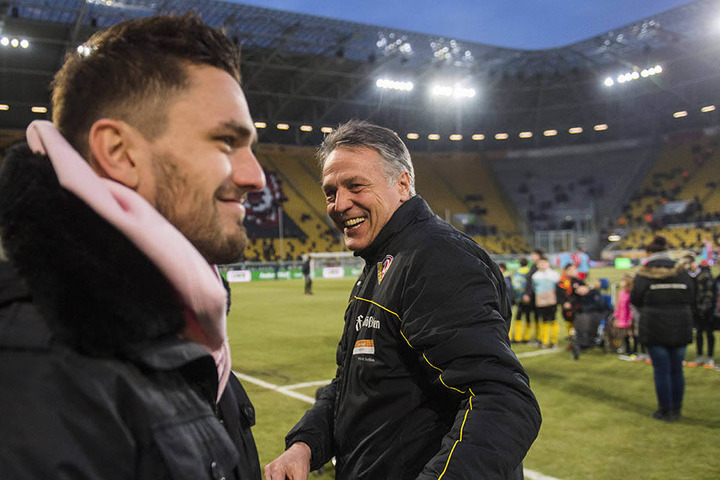 Nach dem 3:2 gegen Heidenheim konnten beide lachen: Trainer Uwe Neuhaus (r.) und sein Stürmer Pascal Testroet, der noch außen vor ist.