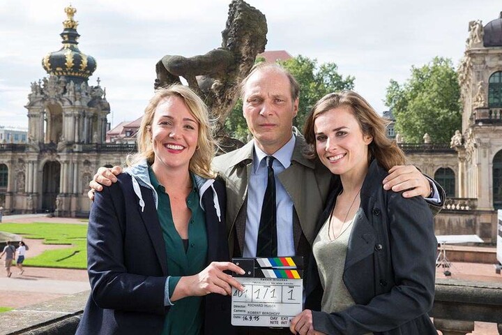 In der sächsischen Landeshauptstadt arbeitet das erste weibliche "Tatort"-Ermittlerteam: Alwara Höfels (li.) ist Henni Sieland. Karin Hanczewski ist Karin Gorniak. In ihrer Mitte: Martin Brambach spielt den Chef des Kommissariats, Peter Michael Schnabel.