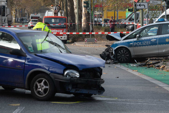 Der Kleinwagen wurde vom Polizeiauto auf der linken Seite getroffen.