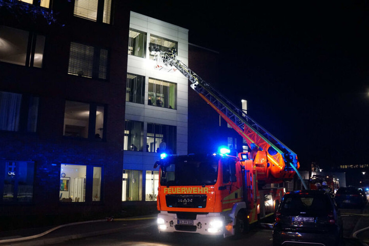 Ein Feuerwehrfahrzeug mit ausgefahrener Drehleiter vor dem Krankenhaus.