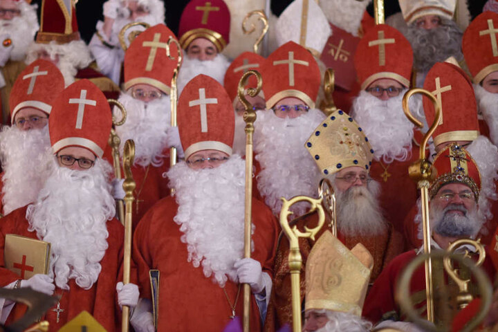 Viele Nikoläuse bedeuten viele Geschenke? Die Antwort auf diese Frage aller Fragen bleibt ein Geheimnis.