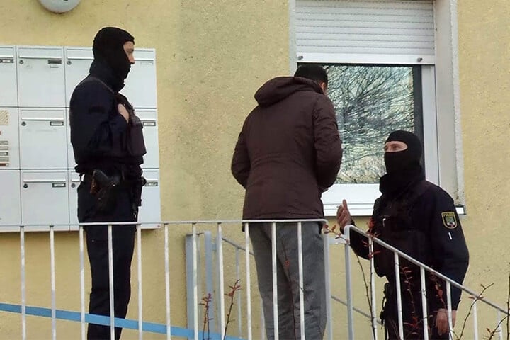 Im Fokus des Einsatzes stehen drei Personen. Ihnen wird vorgeworfen, für die Terror-Vereinigung "Jabhat al-Nusra" in Syrien gekämpft zu haben.