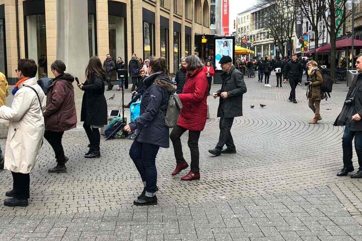 Die Teilnehmer haben sichtlich Spaß beim Tanzen.