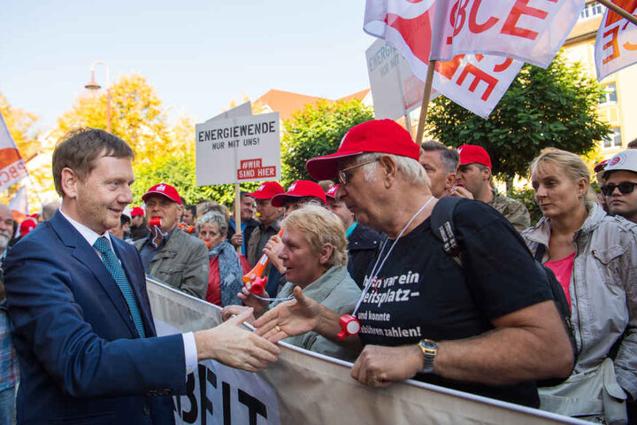 Sachsens Ministerpräsident Michael Kretschmer (43, CDU) sprach mit den Demonstranten in Weißwasser.