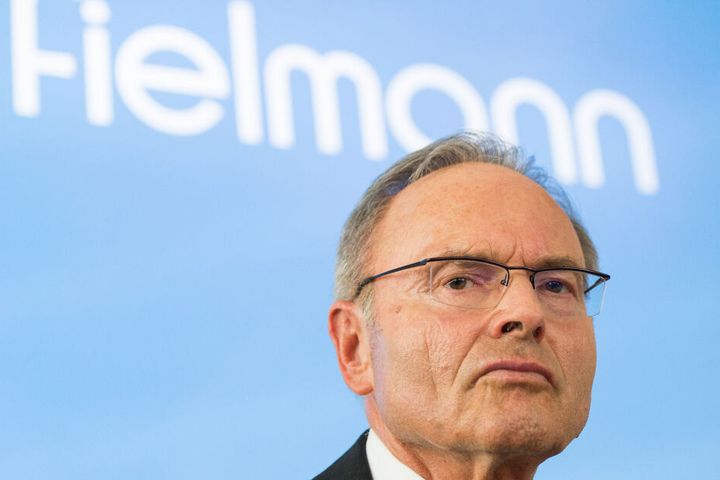 Gründer der Fielmann AG, Günther Fielmann, bei einer Pressekonferenz in Hamburg.