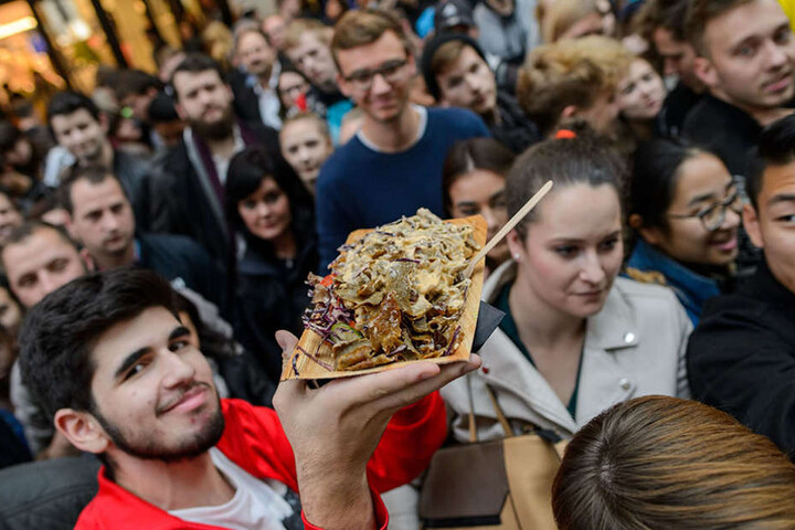 Die Schaulistigen konnten anschließend ein Stück vom weltgrößten Döner essen.