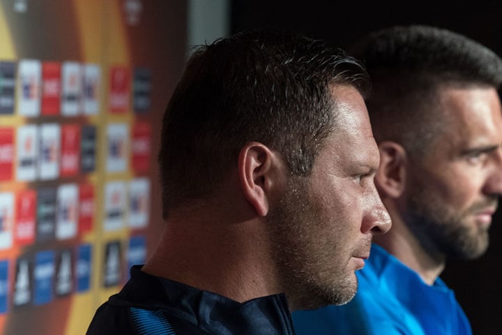 Herthas Trainer Pal Dardai (l) sitzt auf einer Pressekonferenz neben Mannschaftskapitän Vedad Ibisevic.