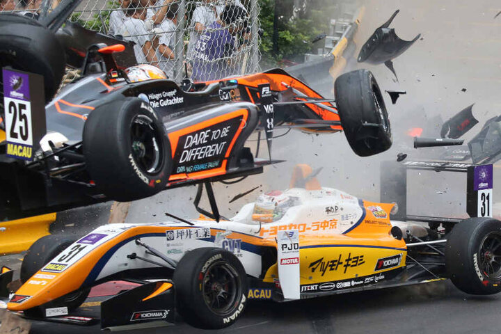 Unfall in Macao: Sophia Flörsch im oberen Rennwagen zog sich bei dem Crash schwere Verletzungen zu.