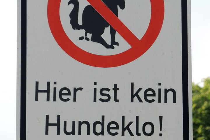 Ein Schild weist daraufhin, die Grünfläche nicht als Hundeklo zu missbrauchen, trotzdem wird das im Park immer wieder gemacht. (Symbolbild)