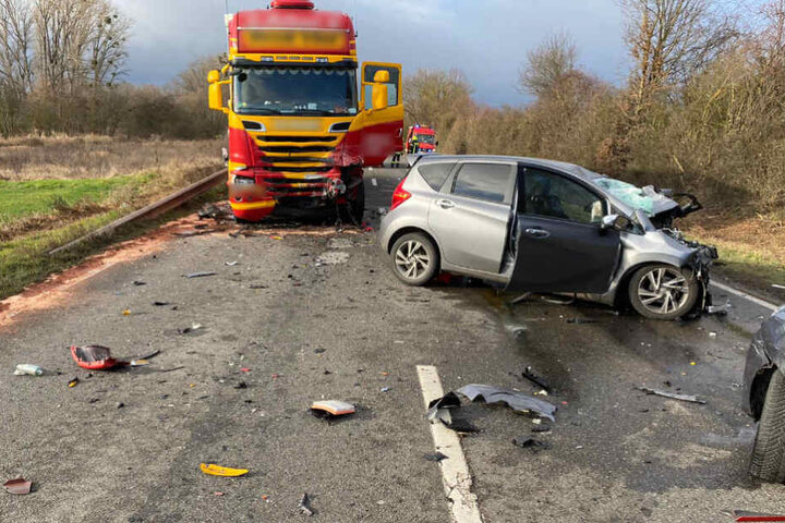 Der Lasterfahrer und die Fahrerin des darauffolgenden Autos erlitten einen Schock.