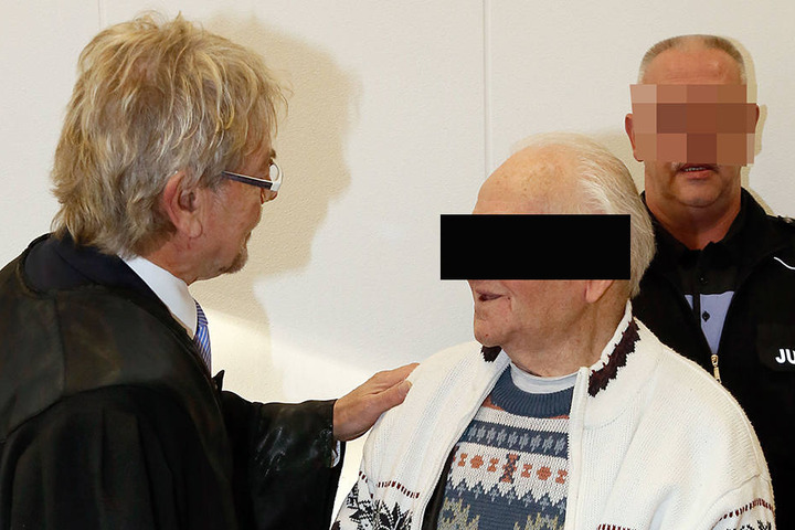 Verteidiger Ullrich Saage (65, l.) und sein Mandant Karl O. (88) im
Landgericht Chemnitz.