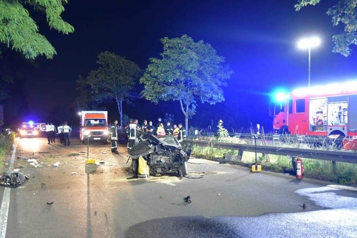 Das Unfallauto auf der Kölner Militärringstraße.