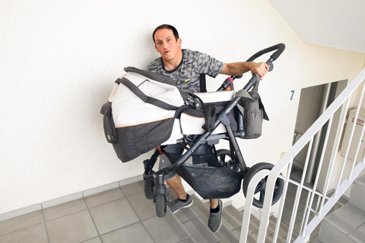 120 Stufen Qual: Mieter Lars Menki (31) schleppt seinen Kinderwagen in den
achten Stock.
