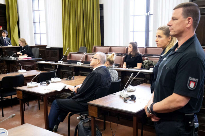 Lisa S. und ihr Anwalt Siegfried Schäfer (links) sitzen im Gerichtssaal im Strafjustizgebäude.