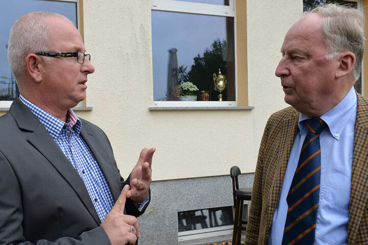Alexander Gauland (r) und Detlev Frye unterhalten sich.