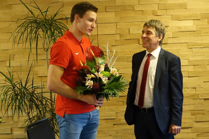 Thomas Röhler (l.) und OB Albrecht Schröter sind sich sicher, dass mit dem Vertrag ein wichtiges Zeichen für die Stadt Jena gesetzt wurde.