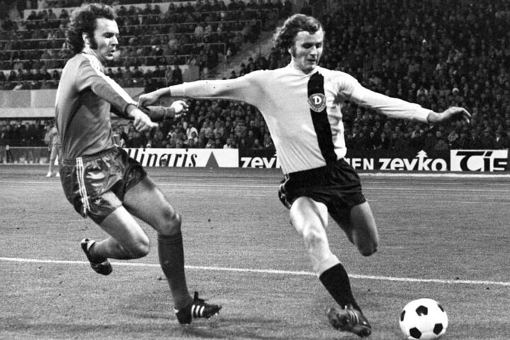 Bayern-Libero Franz Beckenbauer (l) im Zweikampf mit Dresdner Verteidiger und Kapitän Frank Ganzera. (Archiv)