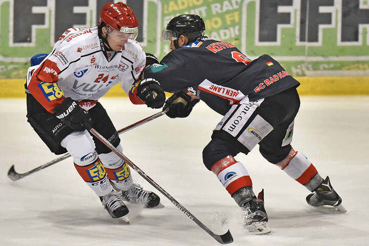 Alexander Karachun (Crimmitschau) und Daniel Ketter (Bad Nauheim) im Zweikampf.