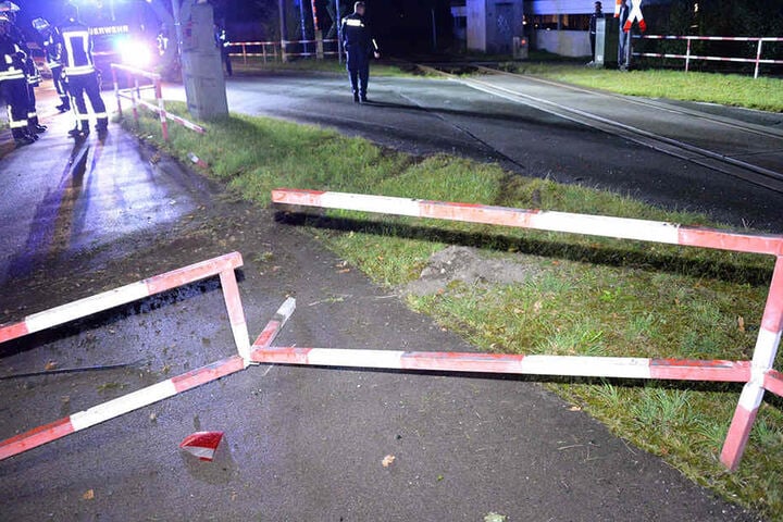 Das Auto wurde gegen ein Metallgitter geschleudert.