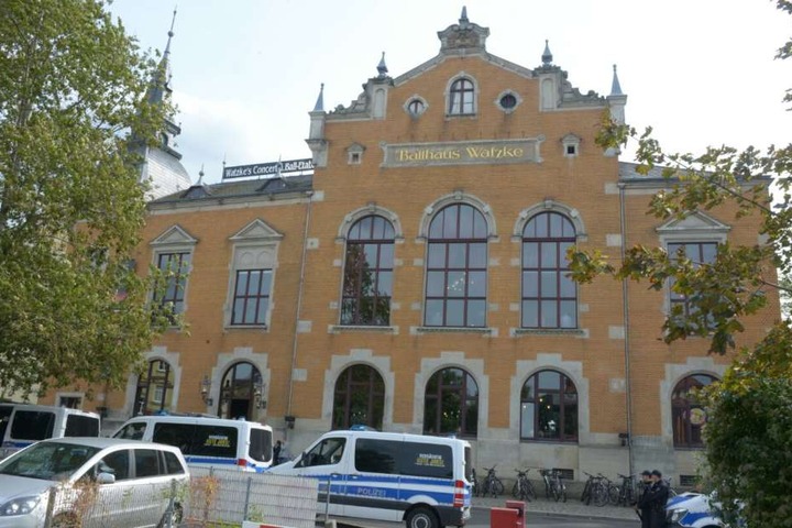Mehrere Polizeiwagen vor dem Ballhaus Watzke.