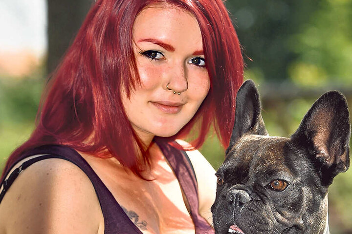 Saskia Handke (24) nimmt ihren vierbeinigen Werbestar Cosmo auf den Schoß.
Die französische Bulldogge alias Paul ist das Maskottchen der „Genusswelten“.