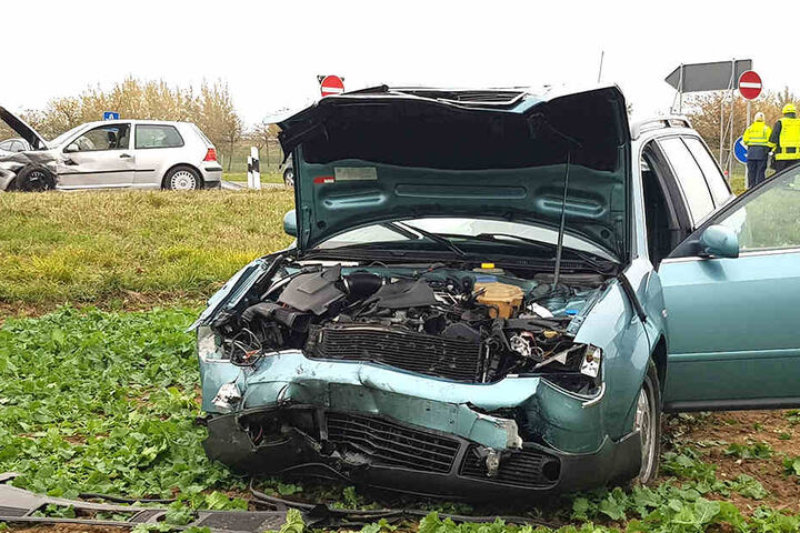 Ein Audi (vorn) und ein VW waren an einer Kreuzungskollision beteiligt.