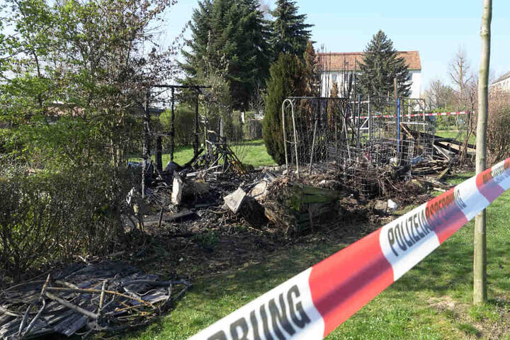 Ein Schuppen brannte völlig nieder.