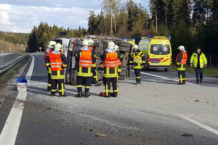 Der Laster legte sich quer und verteilte Schotter auf der ganzen Fahrbahn.
