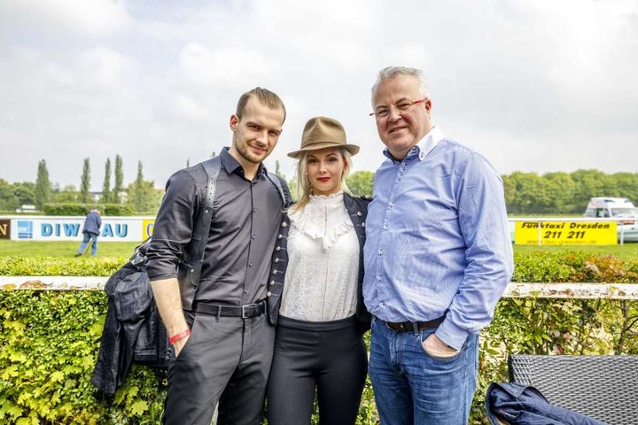 Beim Aufgalopp der Morgenpost klappte die Kommunikation noch: Eric Stehfest
mit seiner Frau Edith und Event-Profi Frank Schröder (v.l.).