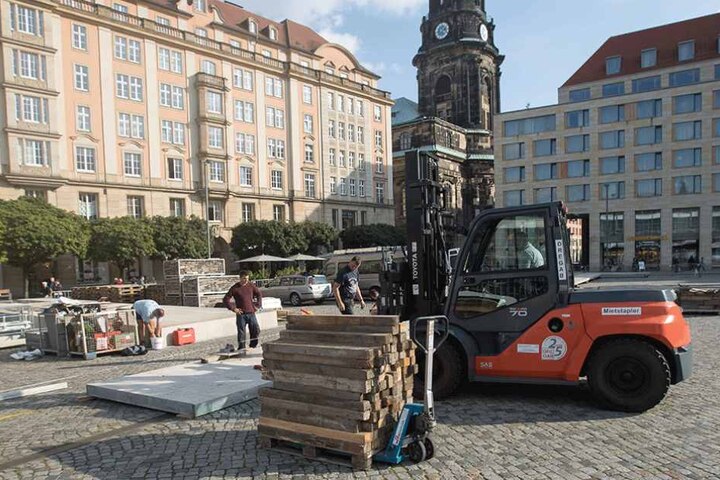 Bauarbeiter bereiten den Altmarkt in Dresden auf das Fest der Deutschen Einheit vor.