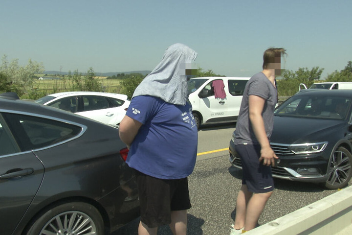 Die im Stau feststeckenden Verkehrsteilnehmer mussten in der brütenden Hitze ausharren.