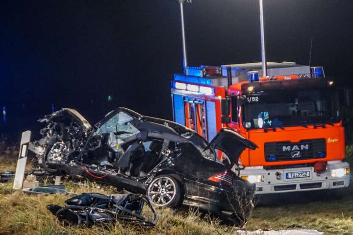 Die drei Insassen des Mercedes wurden beim Aufprall schwerst verletzt.