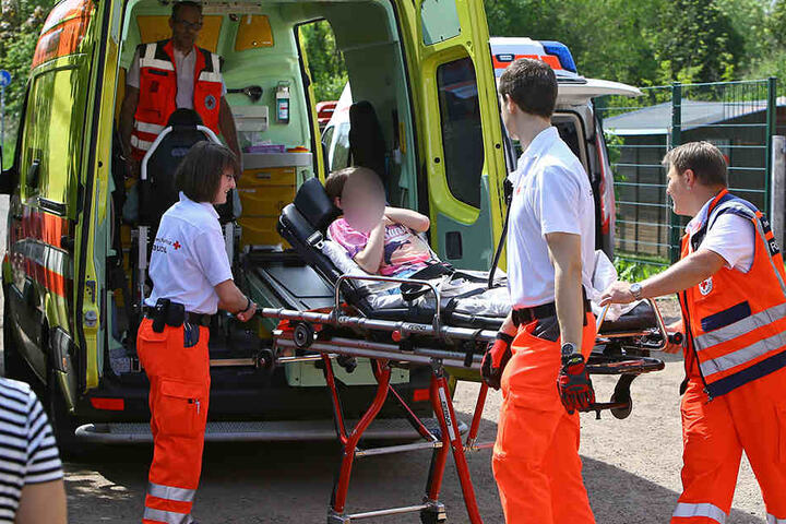 Die Rettungskräfte kümmerten sich um die Schüler.