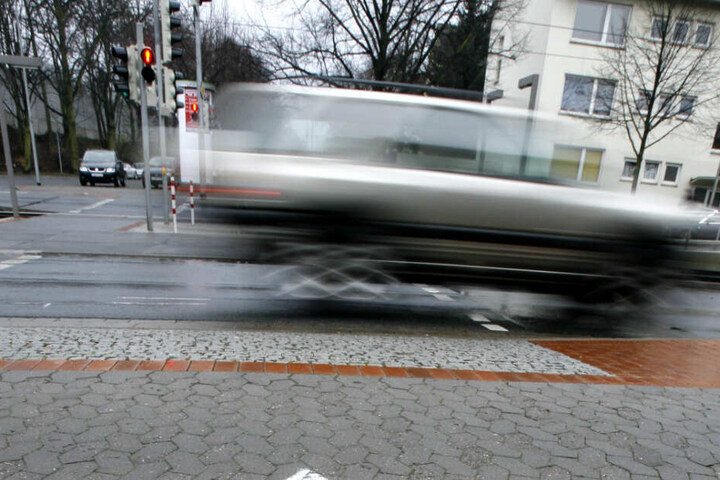 Der Autofahrer touchierte das Mädchen und stieg dann auch und motze sie an. (Symbolbild)