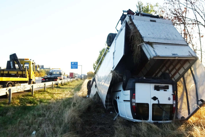 An dem Laster sowie dem geladenen Auto entstand ein Totalschaden.